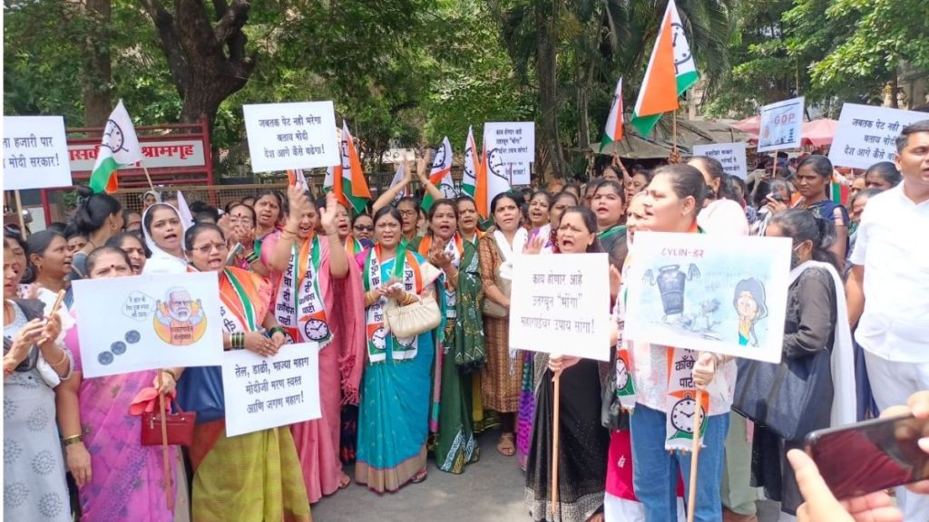 ठाण्यात महागाईविरोधात राष्ट्रवादीचं जनआक्रोश आंदोलन, विविध फलक झळकावत केंद्राचा केला निषेध ठाण्यात महागाईविरोधात राष्ट्रवादीचं जनआक्रोश आंदोलन, विविध फलक झळकावत केंद्राचा केला निषेध