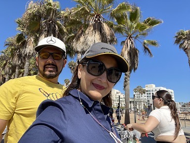 बरेच वर्ष एकमेकांना डेट केल्यानंतर १७ ऑक्टोबर १९९९ साली या सेलिब्रिटी कपलने लग्न करण्याचा निर्णय घेतला.