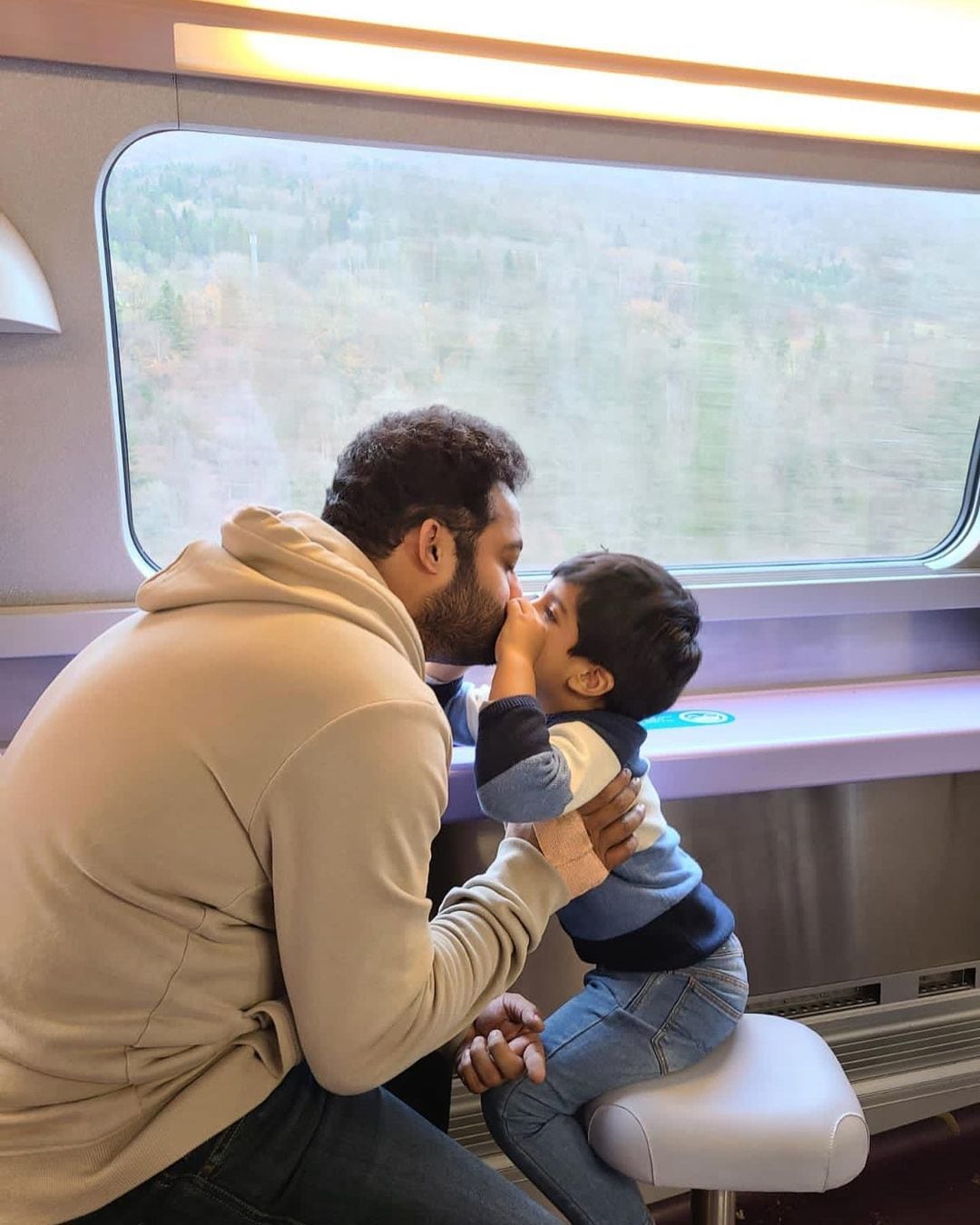 हा अभिनेता त्याच्या चित्रपटांसाठी कोट्यावधी रुपयांचा मानधन देखील घेतो.