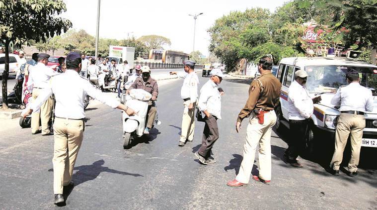 याशिवाय अनेक ठिकाणी हाय सिक्युरिटी नंबर प्लेट्सही अनिवार्य करण्यात आल्या आहेत. (all photo: indian express)