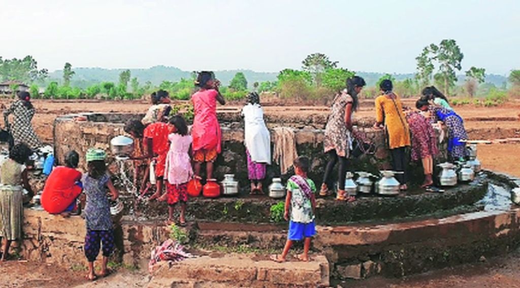 मोखाडा तालुक्यात पाणीटंचाई ; जिल्ह्यात मोठी धरणे असतानाही गाव-पाडे तहानलेले मोखाडा तालुक्यात पाणीटंचाई ; जिल्ह्यात मोठी धरणे असतानाही गाव-पाडे तहानलेले