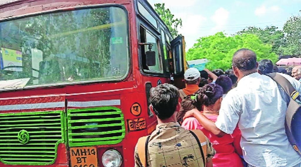 (राज्य परिवहन मंडळ बसमध्ये चढताना पालघर येथे झालेली गर्दीचे फोटो) (राज्य परिवहन मंडळ बसमध्ये चढताना पालघर येथे झालेली गर्दीचे फोटो)
