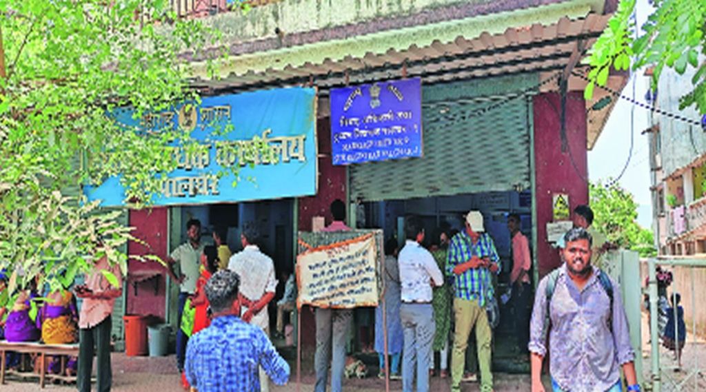  (सोमवारी इंटरनेट सेवा ठप्प झाल्याने पक्षकार चार ते पाच तास ताटकळत उभे होते.)