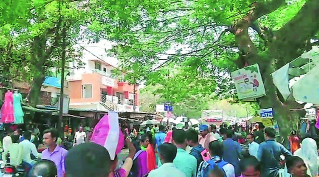 विक्रमगड, वाडा, जव्हार, डहाणू मार्गावरील वाहतूक कोंडीमुळे ; विक्रमगडमध्ये आठवडे बाजारामुळे वाहतूक कोंडी विक्रमगड, वाडा, जव्हार, डहाणू मार्गावरील वाहतूक कोंडीमुळे ; विक्रमगडमध्ये आठवडे बाजारामुळे वाहतूक कोंडी