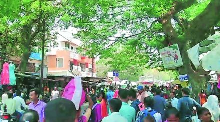 विक्रमगड, वाडा, जव्हार, डहाणू मार्गावरील वाहतूक कोंडीमुळे ; विक्रमगडमध्ये आठवडे बाजारामुळे वाहतूक कोंडी