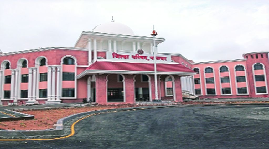 जि.प.इमारतीच्या सफाईसाठी निधीचा अभाव ; वेतन नसल्याने कंत्राटी कामगारांची नोकरीला सोडचिठ्ठी जि.प.इमारतीच्या सफाईसाठी निधीचा अभाव ; वेतन नसल्याने कंत्राटी कामगारांची नोकरीला सोडचिठ्ठी