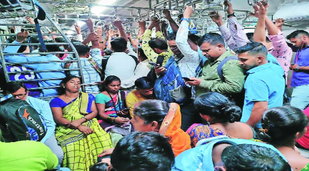 शेतमाल वाहतुकीमुळे प्रवाशांचा संताप ; गर्दी असलेल्या डहाणू रोड-चर्चगेट लोकलमध्ये भाजीपाला विक्रेत्यांचा शिरकाव शेतमाल वाहतुकीमुळे प्रवाशांचा संताप ; गर्दी असलेल्या डहाणू रोड-चर्चगेट लोकलमध्ये भाजीपाला विक्रेत्यांचा शिरकाव