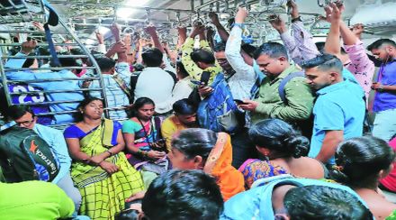 शेतमाल वाहतुकीमुळे प्रवाशांचा संताप ; गर्दी असलेल्या डहाणू रोड-चर्चगेट लोकलमध्ये भाजीपाला विक्रेत्यांचा शिरकाव