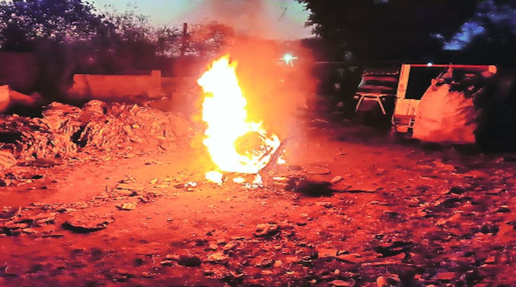 मुंबई-अहमदाबाद महामार्गावर भंगाराची अवैध होळी; प्रशासन कारवाई कधी करणार ? मुंबई-अहमदाबाद महामार्गावर भंगाराची अवैध होळी; प्रशासन कारवाई कधी करणार ?