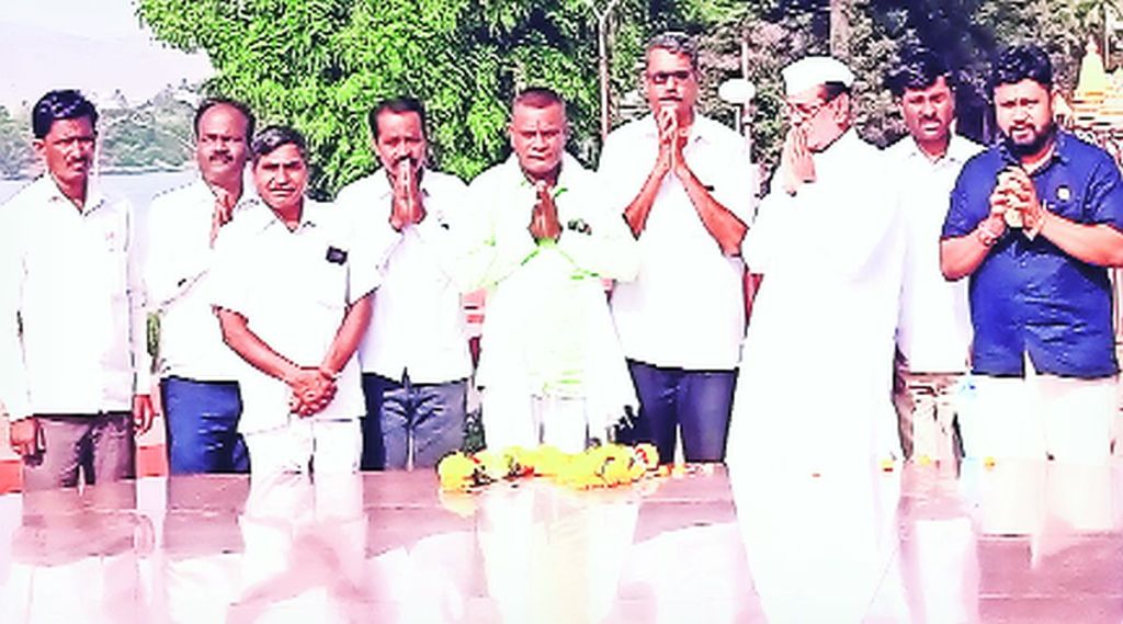 यशवंतराव चव्हाण यांच्या समाधिस्थळी शेतकरी व कष्टकरी जनतेला न्याय मिळू देत म्हणून प्रार्थना करताना विनायकराव पाटील, पंजाबराव पाटील व अन्य.