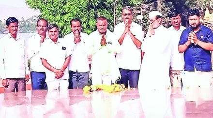 यशवंतराव चव्हाण यांच्या समाधिस्थळी शेतकरी व कष्टकरी जनतेला न्याय मिळू देत म्हणून प्रार्थना करताना विनायकराव पाटील, पंजाबराव पाटील व अन्य.