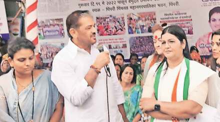 काँग्रेस पक्षाचे मंत्री सुनील केदार यांनी पिंपरीत येऊन आंदोलकांची भेट घेतली.