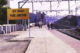 पुणे रेल्वे स्थानकावर फलाट तिकीट पुन्हा महाग ; दहा रुपयांचे फलाट तिकीट ३० रुपयांना