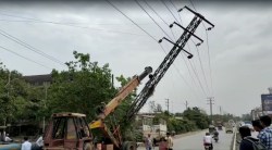 काटई-बदलापूर रस्त्यावरील खोणी गावाजवळील प्रकार ; टेम्पोची उच्च दाब वीज वाहिनी खांबाला धडक