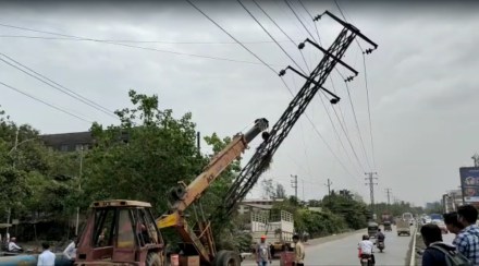 काटई-बदलापूर रस्त्यावरील खोणी गावाजवळील प्रकार ; टेम्पोची उच्च दाब वीज वाहिनी खांबाला धडक