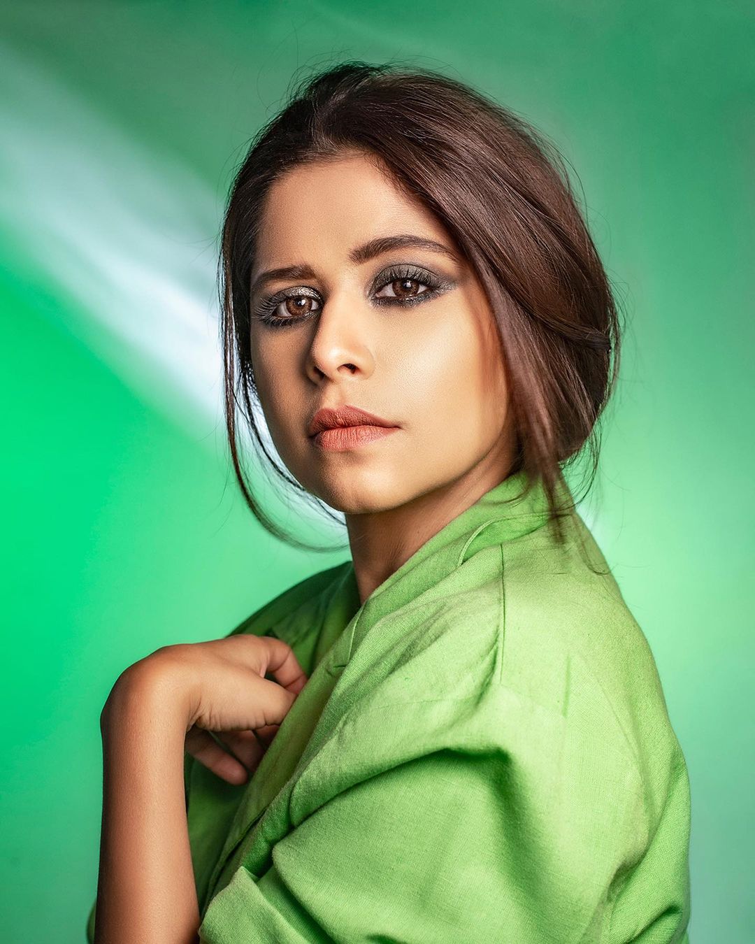 ती वेगवेगळ्या लूकमधील फोटो इन्स्टग्राम अकाऊंटवरून शेअर करताना दिसते.