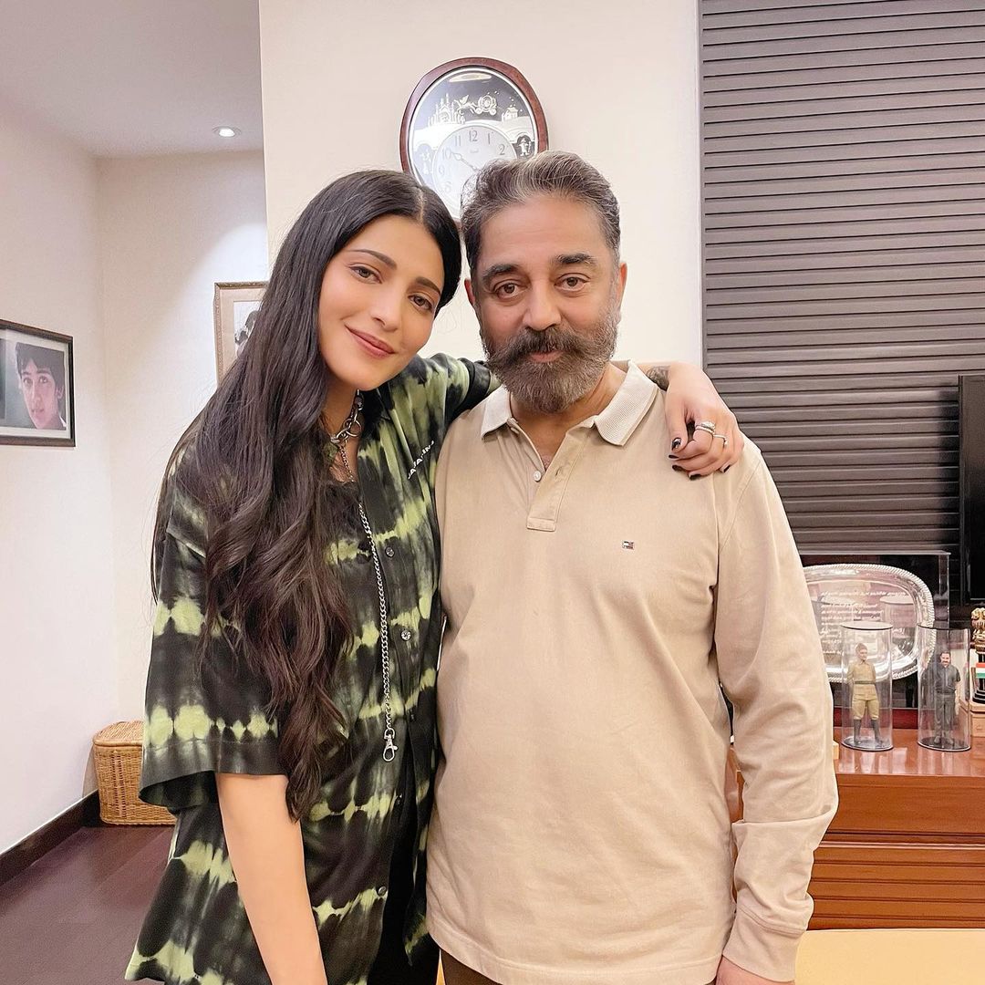 श्रुती ही ज्येष्ठ अभिनेते कमल हासन आणि सारिका यांची मुलगी आहे. दरम्यान काही वर्षांपूर्वीच कमल आणि सारिका यांचा घटस्फोट झाला.