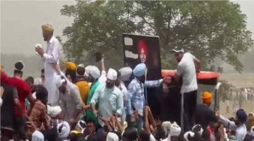 अंत्ययात्रा तसेच अंत्यसंस्कारादरम्यान मुसेवाला यांच्या चाहत्यांनी पंजाब सकारविरोधात घोषणाबाजी करत या प्रकरणातील दोषींवर कठोर कारवाई करण्याची मागणी केली.