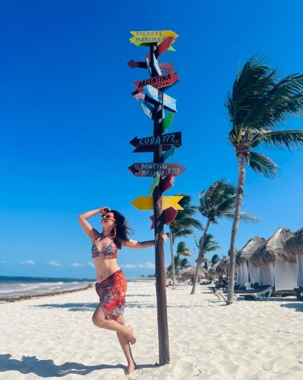 तिने तिचा पती कुणाल बेनोडेकर पुन्हा लगीनगाठ बांधली.