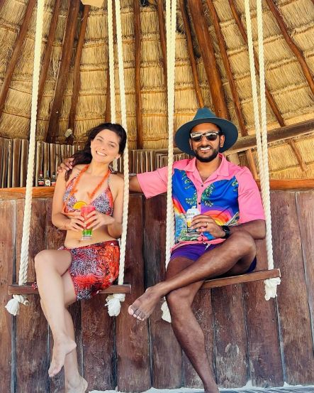 चाहतीच्या या प्रश्नानंतर सोनालीने लगेचच कुणालसोबतचे फोटो शेअर केले आहेत.