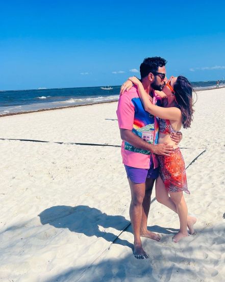 हे फोटो शेअर करताना 'आमच्या हनिमूनवर…', असे कॅप्शन तिने दिले आहे.