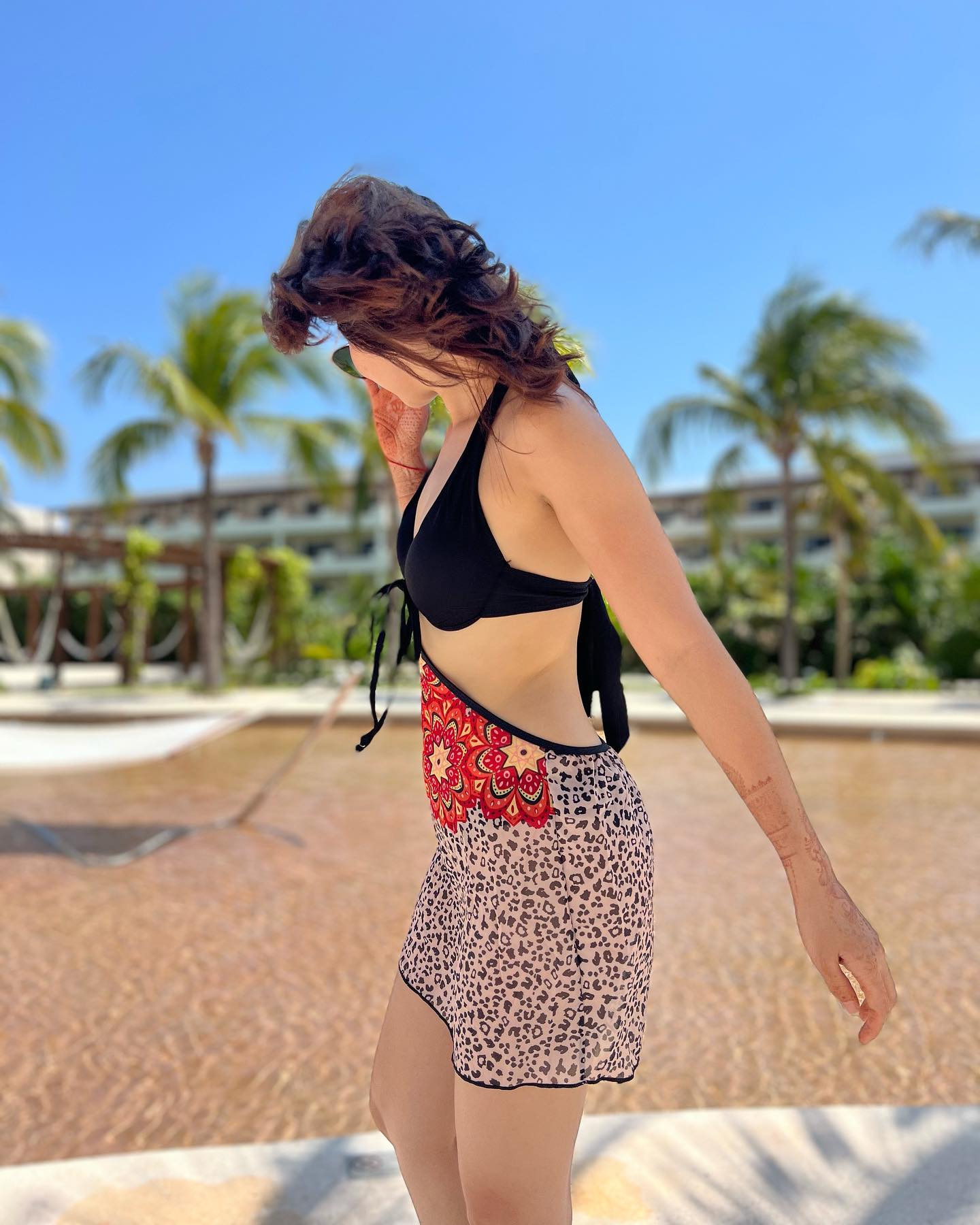 sonali kulkarni bikini photos (5)