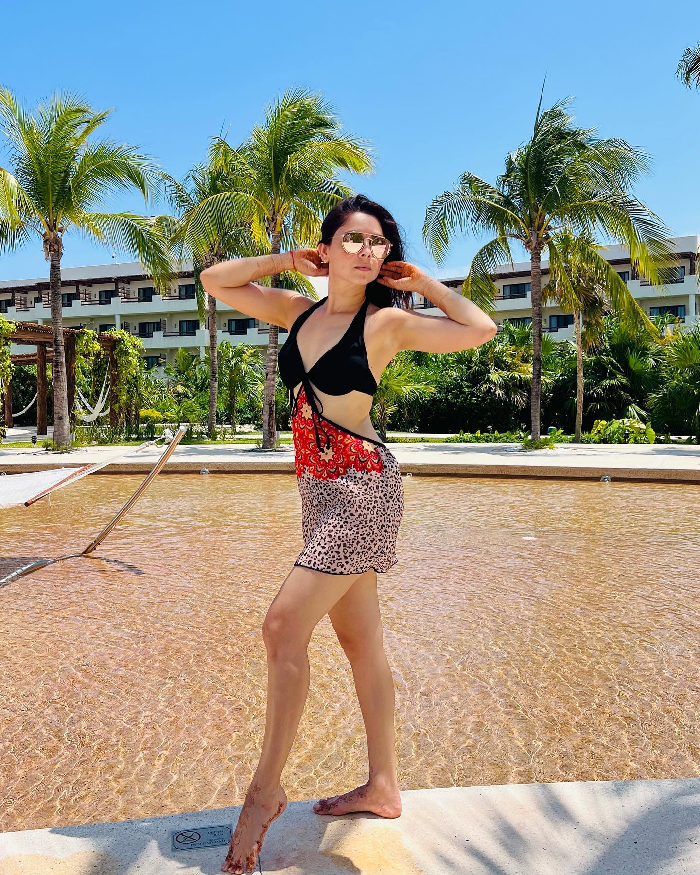 sonali kulkarni bikini photos (8)