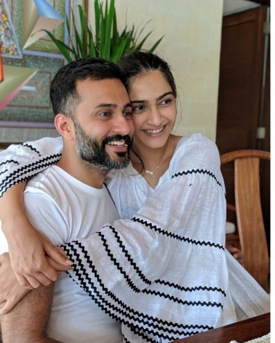 सोनम आणि आनंदचं नातं अगदी घट्ट असल्याचं प्रत्येक व्हायरल फोटो, व्हिडीओमधून आपल्याला दिसून येतं.