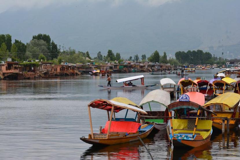 तुम्हाला इकॉनॉमी क्लासमध्ये रांची ते दिल्ली आणि दिल्ली ते श्रीनगर असा तुमचा प्रवास असेल.
