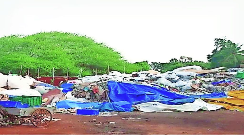 (कल्याणजवळील बापगाव येथील कृषी पणन महामंडळाच्या जमिनीला भंगारवाल्यांचा विळखा.)