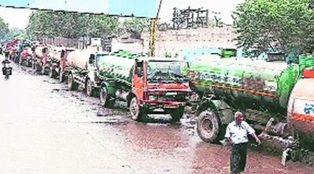 घोडबंदरवासीय पाणीटंचाईमुळे हैराण; गेल्या दोन दिवसांत पाणी बंदमुळे नागरिकांवर पाण्याचे टँकर मागवण्याची वेळ