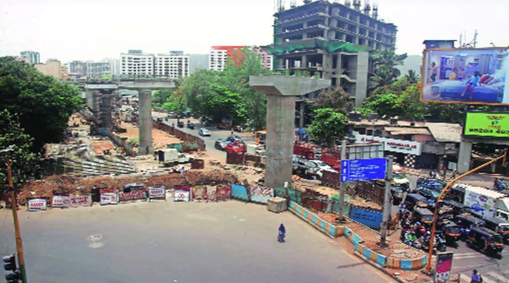  (तीन हात नाका येथे मुख्य मार्ग असलेल्या मॉडेला रस्ता खणण्यात आला आहे. त्यामुळे वाहन चालकांना मुलुंड, वागळे इस्टेट च्या दिशेने वाहतूक करण्यासाठी ज्ञानसाधना महाविद्यालय, मनोरुग्णालय येथून वळसा घालून प्रवास करावा लागतो. (छायाचित्र : दीपक जोशी))