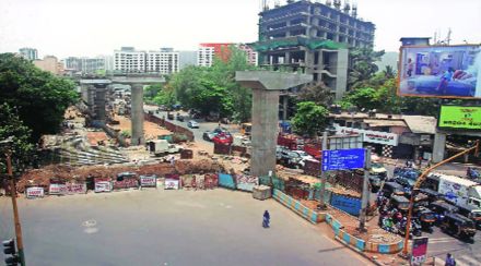  (तीन हात नाका येथे मुख्य मार्ग असलेल्या मॉडेला रस्ता खणण्यात आला आहे. त्यामुळे वाहन चालकांना मुलुंड, वागळे इस्टेट च्या दिशेने वाहतूक करण्यासाठी ज्ञानसाधना महाविद्यालय, मनोरुग्णालय येथून वळसा घालून प्रवास करावा लागतो. (छायाचित्र : दीपक जोशी))