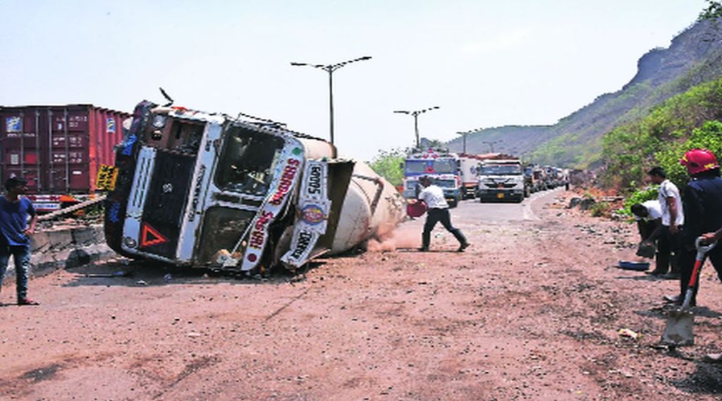 टँकर उलटल्याने मुंब्रा बाह्यवळण मार्ग ठप्प; ठाण्याहून शिळफाटा येथे वाहतूक करणाऱ्या मार्गिकेवर खारेगाव टोलनाक्यापर्यंत वाहतूक कोंडी टँकर उलटल्याने मुंब्रा बाह्यवळण मार्ग ठप्प; ठाण्याहून शिळफाटा येथे वाहतूक करणाऱ्या मार्गिकेवर खारेगाव टोलनाक्यापर्यंत वाहतूक कोंडी