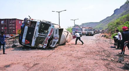 टँकर उलटल्याने मुंब्रा बाह्यवळण मार्ग ठप्प; ठाण्याहून शिळफाटा येथे वाहतूक करणाऱ्या मार्गिकेवर खारेगाव टोलनाक्यापर्यंत वाहतूक कोंडी टँकर उलटल्याने मुंब्रा बाह्यवळण मार्ग ठप्प; ठाण्याहून शिळफाटा येथे वाहतूक करणाऱ्या मार्गिकेवर खारेगाव टोलनाक्यापर्यंत वाहतूक कोंडी