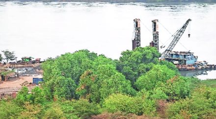 रेल्वे पुलाखाली वाळू उपसा सुरूच: मोठी दुर्घटना होण्याची शक्यता ; पालकमंत्र्यांकडून कठोर कारवाईचे आदेश रेल्वे पुलाखाली वाळू उपसा सुरूच: मोठी दुर्घटना होण्याची शक्यता ; पालकमंत्र्यांकडून कठोर कारवाईचे आदेश