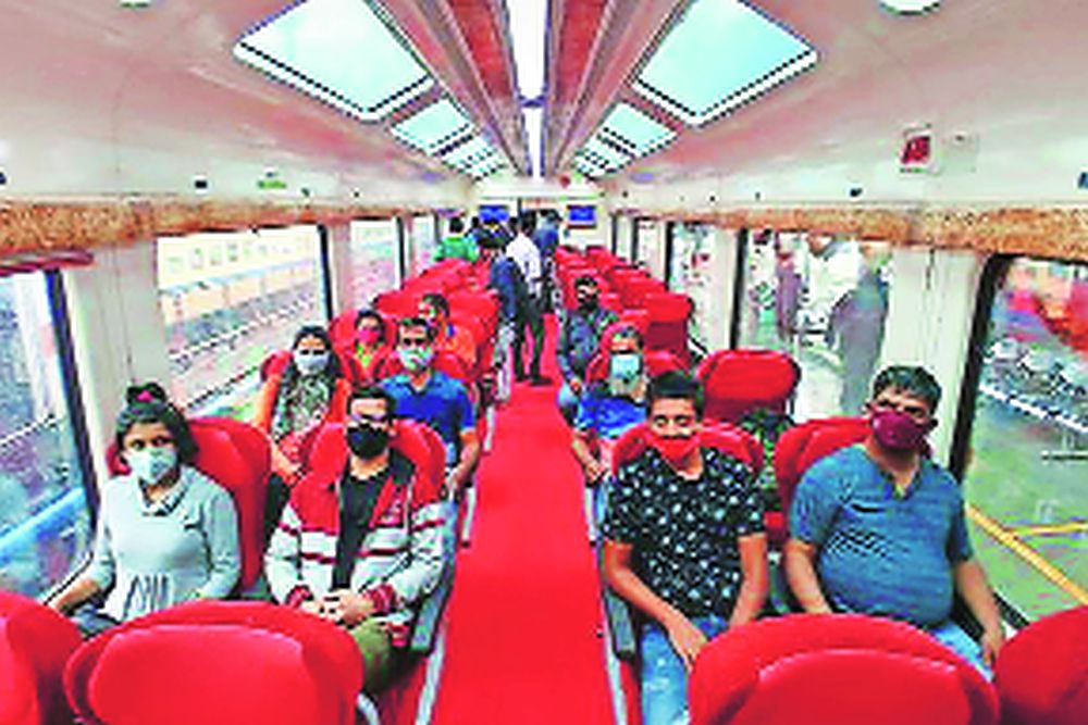 विस्टाडोम डब्याला प्रवाशांची पसंती; मध्य रेल्वेची आठ महिन्यांत ६ कोटी ४४ लाखांची कमाई