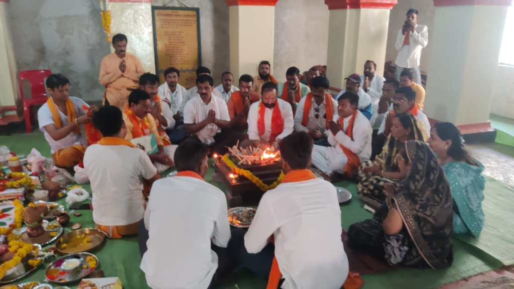 कळंब येथील चिंतामणी मंदिरात यज्ञ करताना शिवसैनिक कळंब येथील चिंतामणी मंदिरात यज्ञ करताना शिवसैनिक