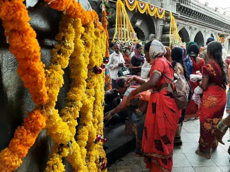 ज्ञानोबा माऊली तुकाराम चा जयघोष वारकरी करत आहेत.
