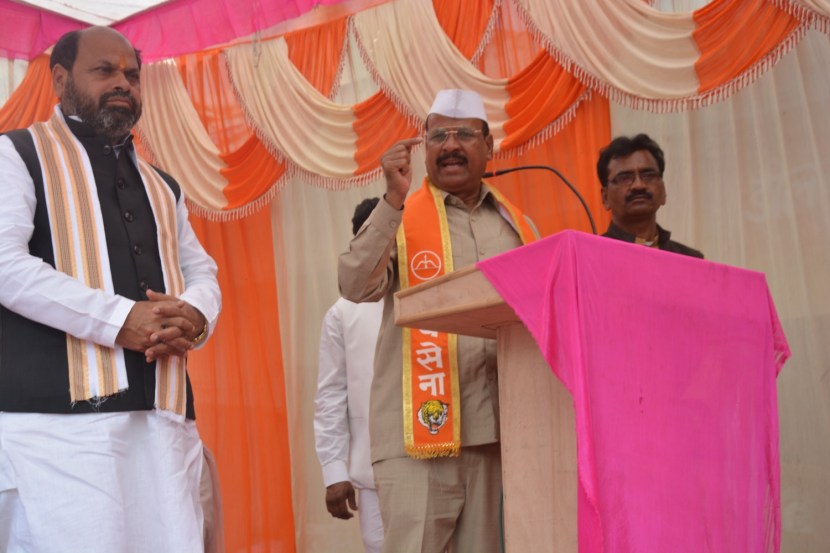 २२. अब्दुल सत्तारमतदारसंघ : सिल्लोडसंपत्ती : पाच कोटी २५ लाख ५४ हजार ३९१ स्वत: व पत्नीच्या नावे असणारी स्थावर व जंगम.पाच वेळा निवडून आलेल्या आमदार अब्दुल सत्तार यांची मतदारसंघावर कमालीची पकड. त्यामुळे ज्या पक्षात जाऊ तेथे हवे तसे वागू अशी अब्दुल सत्तार यांची वृत्ती. काँग्रेसमध्ये मंत्री असताना कार्यकर्त्यांला लाथाबुक्क्यांनी मारहाण केल्याने पद गमावल्यानंतर पुन्हा काँग्रेस जिल्हाध्यक्ष म्हणून त्यांनी काम केले. पक्षातील सर्वोच्च नेतृत्वाची स्तुती करायची आणि त्याच पक्षातील ज्येष्ठांनाही वाट्टेल त्या भाषेत सुनावायचे ही कामाची शैली. काँग्रेस आणि नंतर भाजपच्या प्रचाररथावर बसून शिवसेनेचे उमेदवार, त्यानंतर आमदार व राज्यमंत्री झालेल्या सत्तार यांनी प्रशासकीय पातळीवर केलेल्या चुकांमुळे त्यांना उच्च न्यायालयाने फटकारले. रेल्वे राज्यमंत्री रावसाहेब दानवे यांच्याशी असणारे मैत्रसंबंध आणि भाजपची जवळीक व्हावी, त्यातून सत्तेत अधिक मोठय़ा पदावर जाण्याची महत्त्वाकांक्षा असणारे सत्तार आता पुन्हा नव्या बंडात सहभागी झाले आहेत.