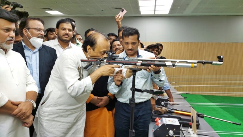 यावेळी अजित पवार यांनी लेझर रायफलची माहिती घेत ही रायफल देखील चालवून पाहिली.