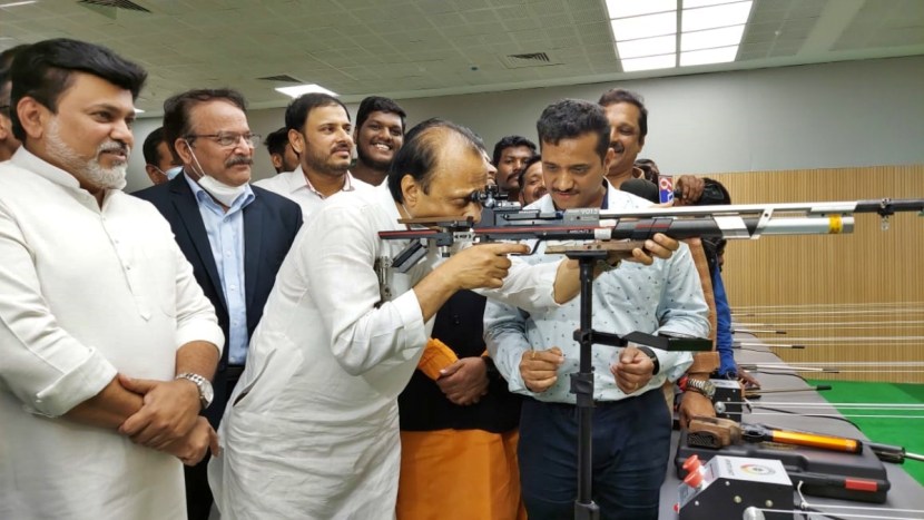 विशेष म्हणजे अजित पवार यांनी एकाग्र होऊन अधिकाऱ्यांच्या सूचना ऐकल्या आणि शुटिंग केली.