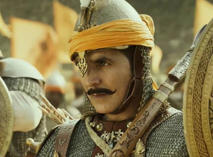 अक्षय कुमारचा 'सम्राट पृथ्वीराज' हा चित्रपट ३ जूनला प्रदर्शित होत आहे. अलीकडेच अक्षय कुमारने खुलासा केला होता की त्याने या चित्रपटात 6 किलोचा पोशाख घातला होता, ज्यामध्ये शूट करणे खूप कठीण होते. यापूर्वी 'केसरी' चित्रपटासाठी अक्षयने ६ किलो वजनाची पगडी घातली होती. मात्र, अक्षय कुमारच्या आधीही असे अनेक स्टार्स आले आहेत ज्यांनी जड पोशाख परिधान करून चित्रपटाचे शूटिंग केले आहे. चला एक नझर टाकूया -