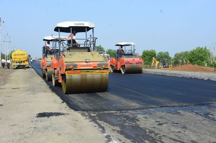 या कामाला गती येण्याच्या दृष्टीने ३ जूनला सकाळी ६ वाजतापासून ते ७ जूनच्या दुपारपर्यंत ‘बिटुमिनस काँक्रिट’च्या सर्वात लांब अखंड रस्त्याची निर्मिती करण्यात येणार आहे. (एक्स्प्रेस फोटो - धनंजय खेडकर)