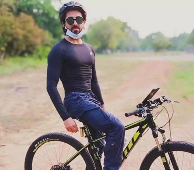 आयुष्मान खुरानाने अनेकदा सायकल चालवतानाचे फोटो शेअर केले आहेत. त्याला सायकलिंगचीही आवड आहे.