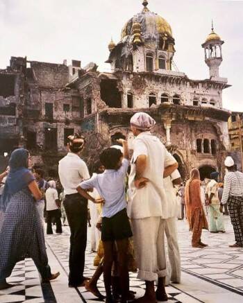 पण सुवर्णमंदीरात त्यावेळी बरेच नागरिकही उपस्थित होते. त्यांचाही यात मृत्यु झाला. याचमुळे शिखांचे सर्वोच्य धार्मिक स्थळ सुवर्णमंदीरातील ही कारवाई वादग्रस्त ठरली. यात सुवर्णमंदिराचेही मोठे नुकसान झाले.