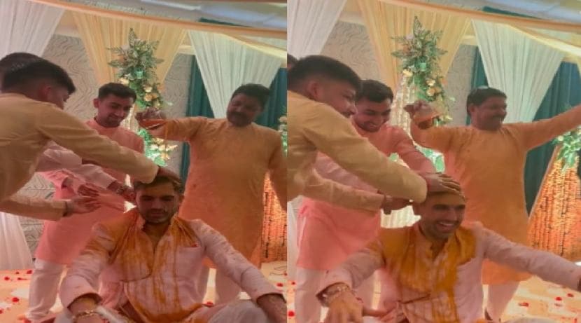 या फोटोमध्ये दीपकला त्याचे नातेवाईक हळद लावताना दिसत आहेत. तर दीपक चहरही हसताना दिसतोय.