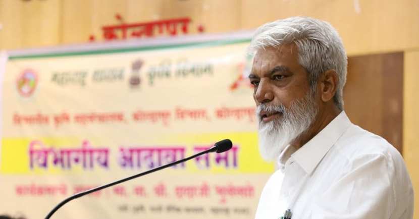 २४. दादा भुसेमतदारसंघ : मालेगाव बाह्य, नाशिकविधानसभा निवडणुकीत आतापर्यंत भुसे हे चार वेळा निवडून आले आहेत. शिवसेनेचे तालुकाप्रमुख असताना २००४ च्या विधानसभा निवडणुकीत बंडखोरी करीत अपक्ष म्हणून ते पहिल्यांदा निवडून आले. आमदारकी मिळाल्यानंतर ते पुन्हा सेनेत दाखल झाले. त्यानंतरच्या तीनही निवडणुकांत ते शिवसेनेचे उमेदवार म्हणून विजयी झाले. घोषित संपत्ती : शेतकरी असणाऱ्या दादा भुसे यांनी तीन वर्षांपूर्वी ११ कोटींची संपत्ती जाहीर केली होती. तेव्हा भुसे कुटुंबाकडे २२० ग्रॅम सोने होते. त्यांच्यावर ७२ लाख ३७ हजार रुपयांचे कर्ज आहे.राजकीय पार्श्वभूमी : नाही.गुन्हेगारी पार्श्वभूमी – भुसे यांच्याविरुद्ध दुखापत पोहोचविणे, धमकावणी, राग येईल असे वर्तन या प्रकरणी गुन्हा दाखल आहे. ईडी वा तत्सम केंद्रीय यंत्रणांचा ससेमिरा अद्याप त्यांच्यामागे नाही.