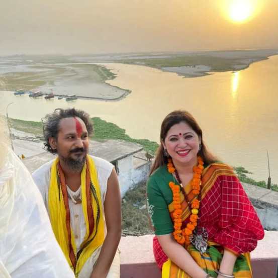 दीपाली सय्यद यांनी अयोध्येतील साधू-संतांसोबतही फोटो काढले.