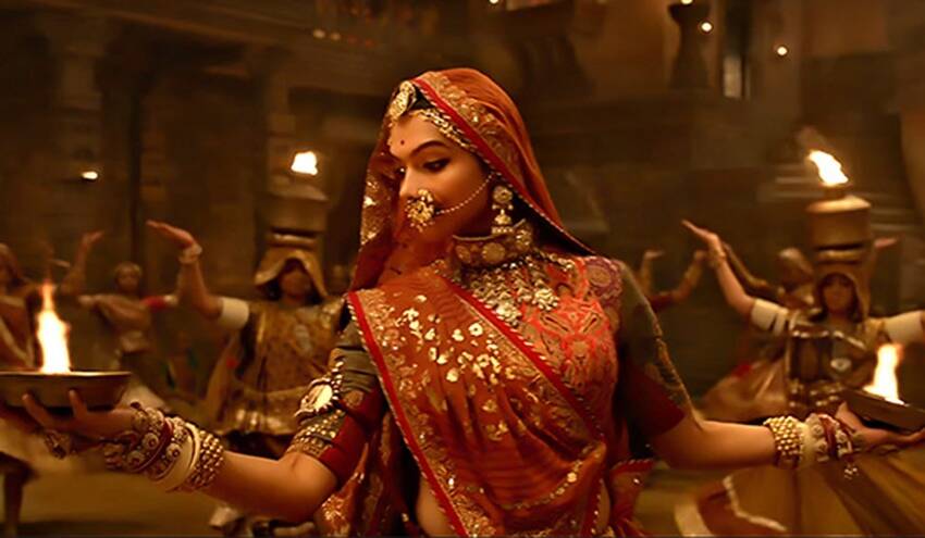 दीपिका पदुकोणने ३० किलो वजनाचा लेहेंगा परिधान केला आणि 'पद्मावत' चित्रपटातील घूमर या गाण्यासाठी डान्स केला.